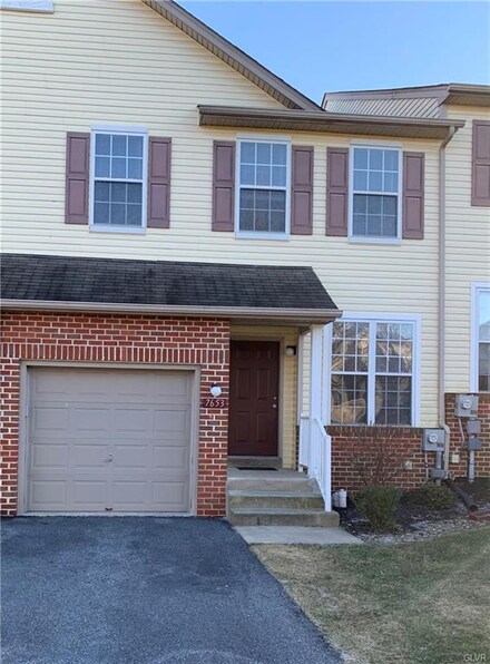 7653 Cross Creek Cir, Breinigsville, PA 18031