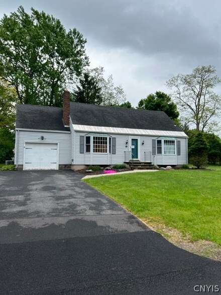 16 Farview Cir, Camillus, NY 13031