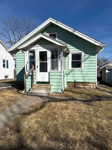 3037 D Ave NE, Cedar Rapids, IA 52402