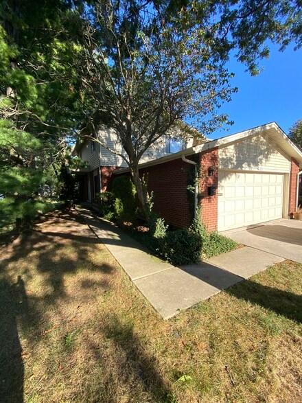 3436 Golfview Dr, Hazel Crest, IL 60429