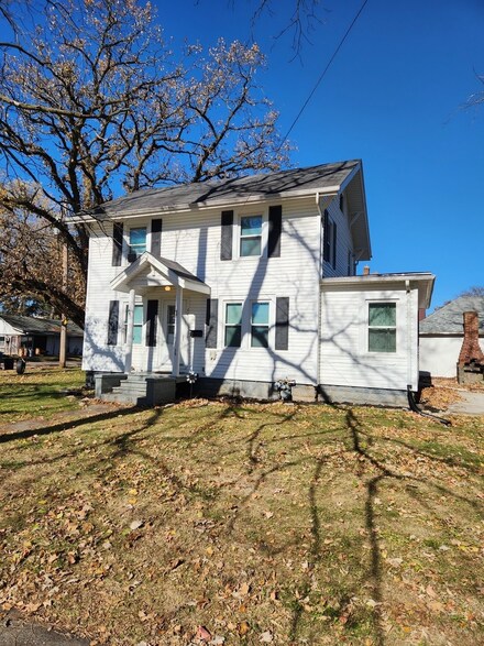 903 E Chamberlin St, Dixon, IL 61021