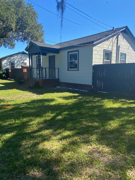 1923 1st Dr, Charleston, SC 29407