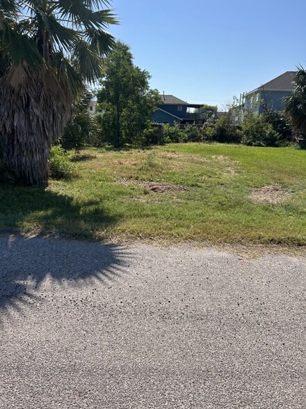 6321 Sidney St, Galveston, TX 77551