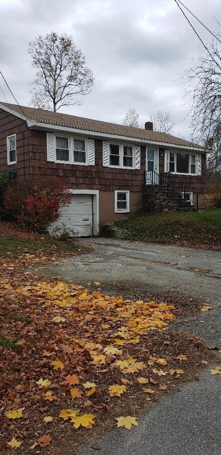 27 Michael St, Skowhegan, ME 04976