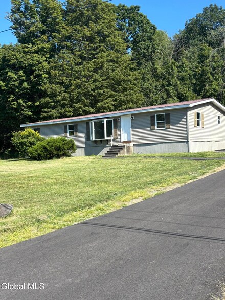 683 Knickerbocker Rd, Schaghticoke, NY 12154