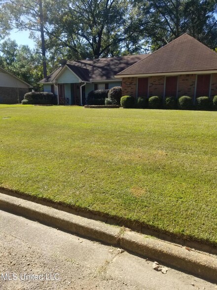 303 Red Oak Dr, Jackson, MS 39212