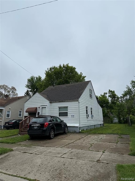 8100 Meadow-Upper, Warren, MI 48089