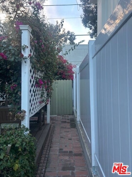 843 Huntley Dr, West Hollywood, CA 90069