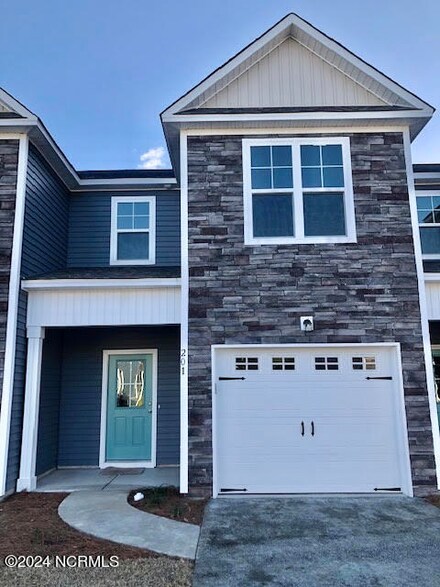 201 N Stingray Ln, Sneads Ferry, NC 28460