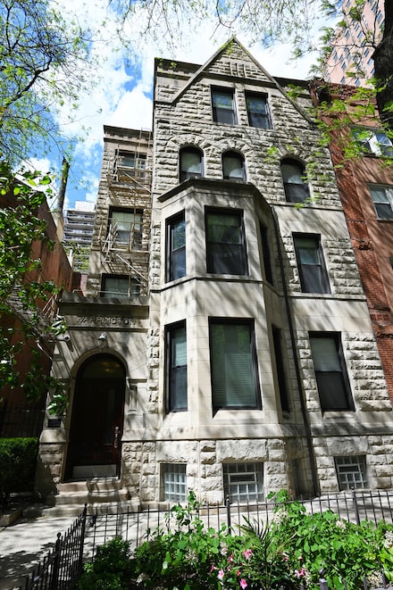 18 W Chestnut St Unit 3R, Chicago, IL 60610