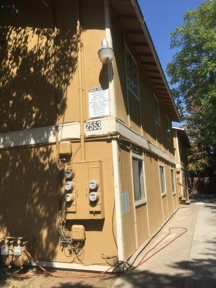 2553 S Holloway Ave, Fresno, CA 93725