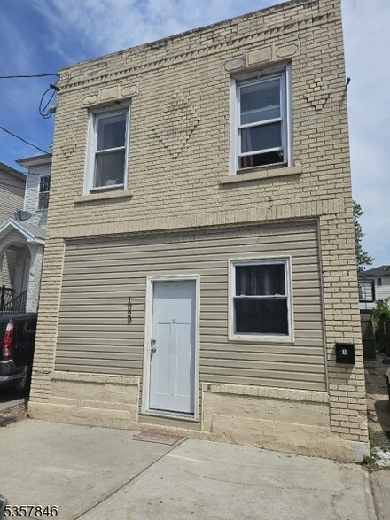 1029 E Grand St, Elizabeth, NJ 07201