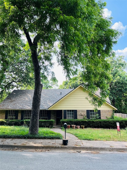 425 Ten Mile Dr, Desoto, TX 75115