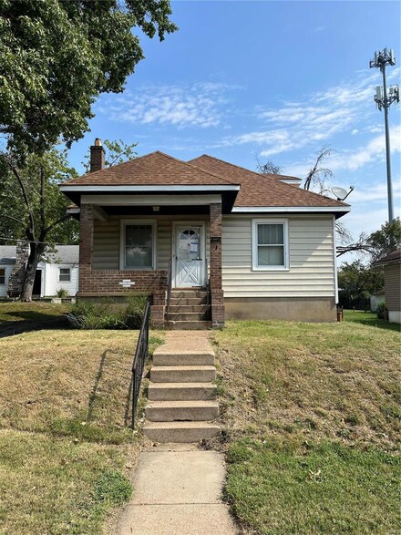 2115 Lexa Dr, Saint Louis, MO 63136