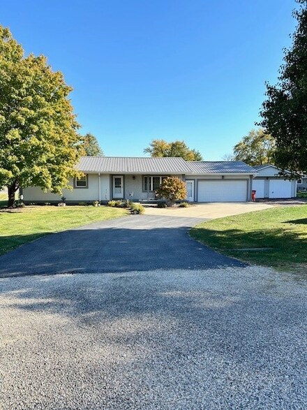 38 Chickadee Ct E, Bethany, IL 61914