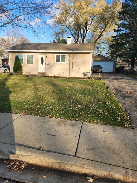 67 Hickory Dr, Carpentersville, IL 60110