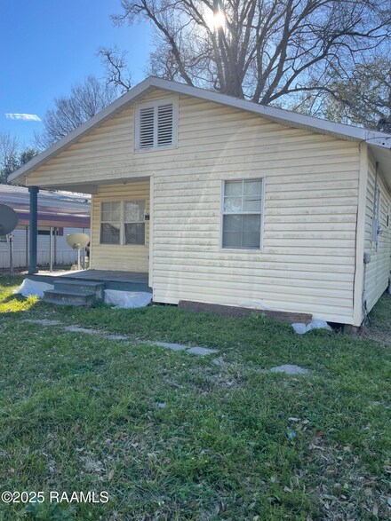 135 Longfellow St, Saint Martinville, LA 70582