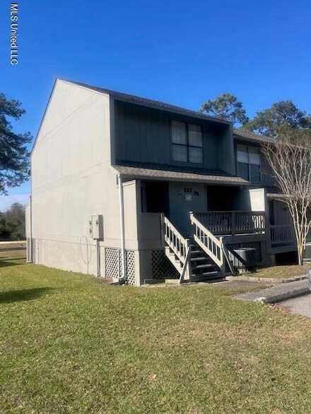 227 Highpoint Dr, Diamondhead, MS 39525