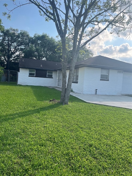 5502 Elm Tree Dr, Houston, TX 77048