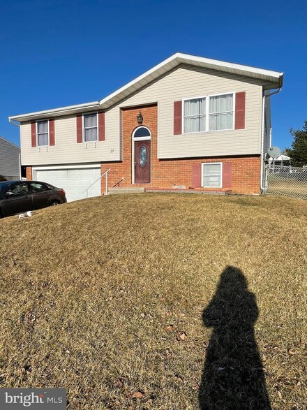 37 Village Dr, Newmanstown, PA 17073