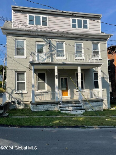 18 Fulton St, Waterford, NY 12188