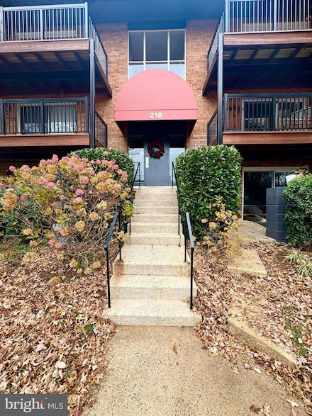 218 Locust St SE Unit 143, Vienna, VA 22180
