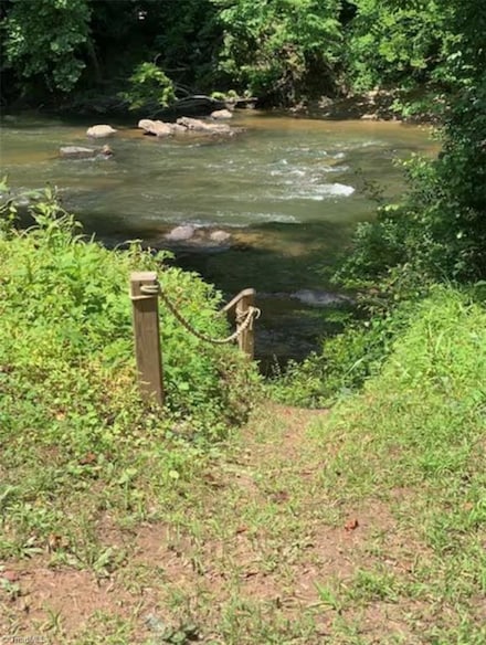 1175 Mabe Dr, Dan River Shores, NC 27016