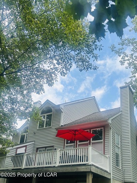 52 Laurelwood Dr, Lake Harmony, PA 18624