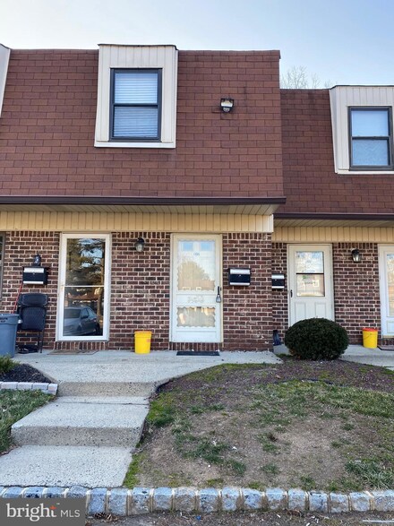1305 Silver Ct, Hamilton Square, NJ 08690