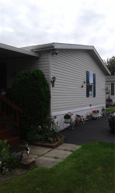 8 Pinewood Dr, Hamlin, NY 14464