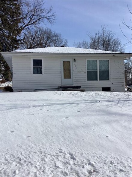 624 West St, Kellogg, IA 50135
