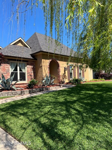 104 Barrington Cir, Lafayette, LA 70503