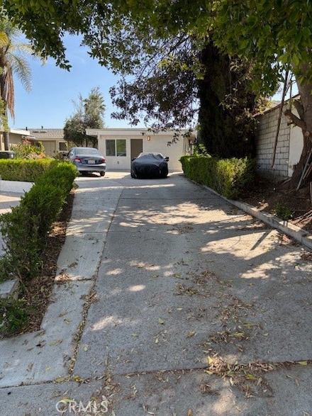 5720 1/2 Wallis Ln, Los Angeles, CA 91367