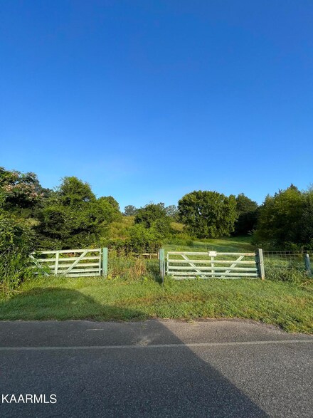 1207 Smith School Rd, Kodak, TN 37764
