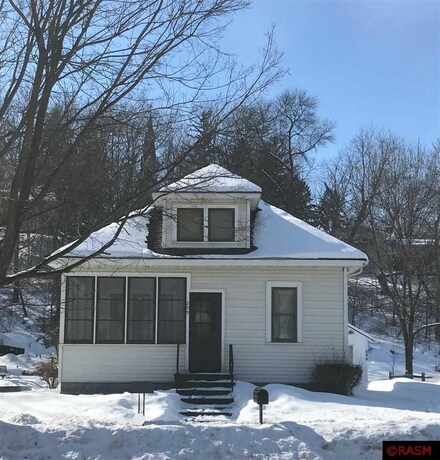 209 209 S 5th St, Henderson, MN 56044