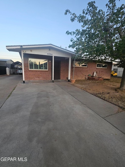 10304 Alcan St, El Paso, TX 79924