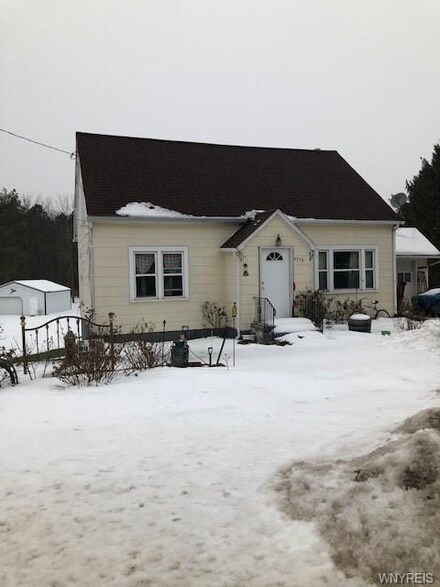 9773 Ridge Rd, Middleport, NY 14105