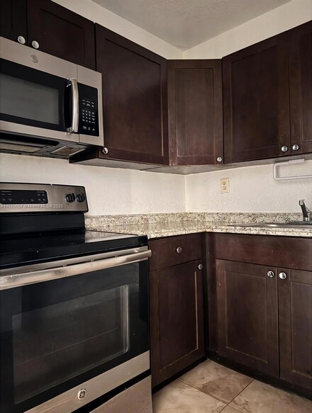8009 W 6th Ave Unit L, Hialeah, FL 33014