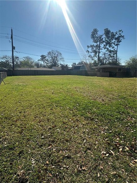 555 Stratford Dr, New Orleans, LA 70123