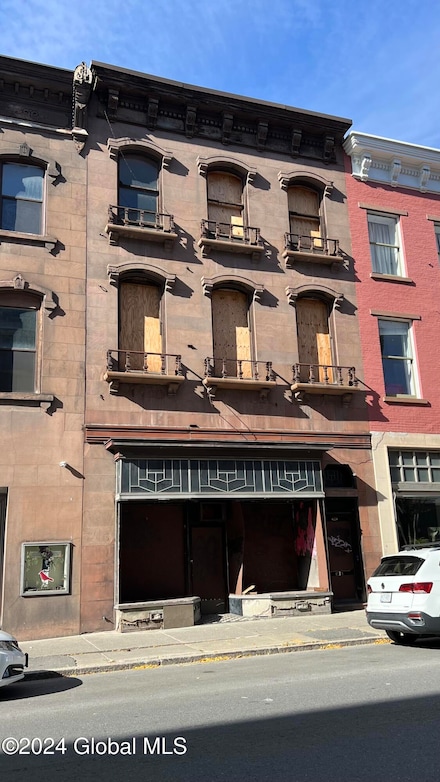 83 4th St, Troy, NY 12180