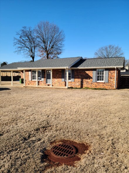 2104 Gusmus Ave, Muscle Shoals, AL 35661