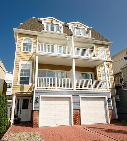 9613 Ventnor Ave, Margate City, NJ 08402