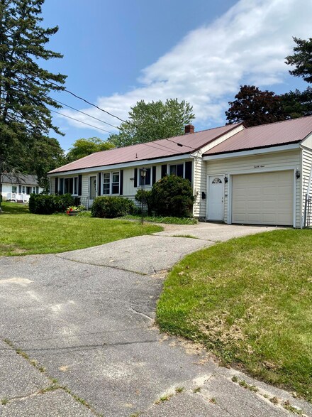 39 Albert St, Lewiston, ME 04240