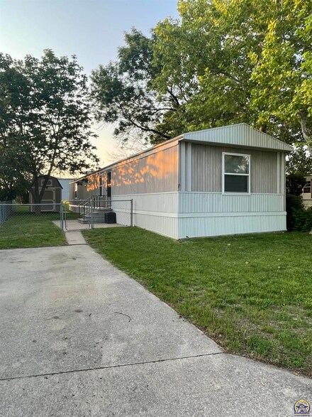 310 SE 46th St, Topeka, KS 66609