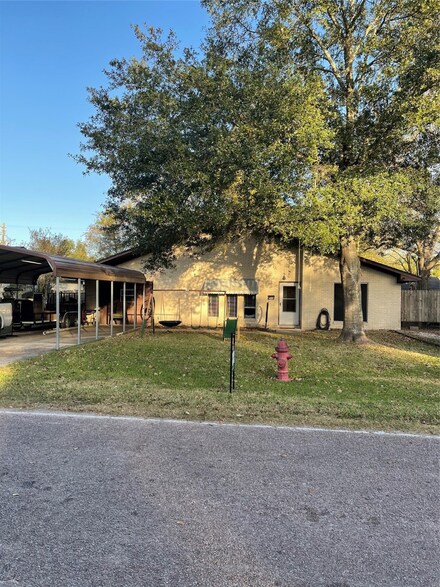 202 Greendell St, Highlands, TX 77562