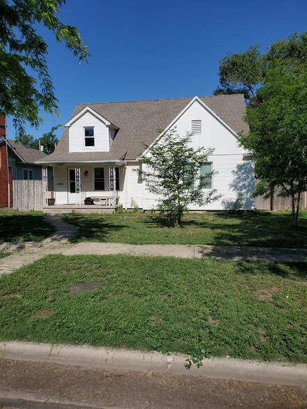 1015 N 6th St, Garden City, KS 67846