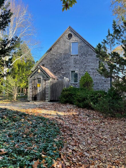 10 Briarwood Ln, Vineyard Haven, MA 02568