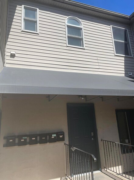 210 W 6th St Unit 2, Royal Oak, MI 48067