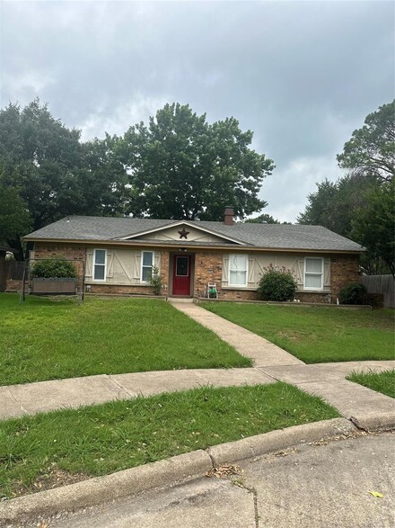 936 Meadowdale Cir, Garland, TX 75043