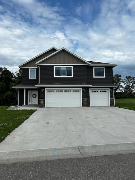 1030 Village Ln, Detroit Lakes, MN 56501